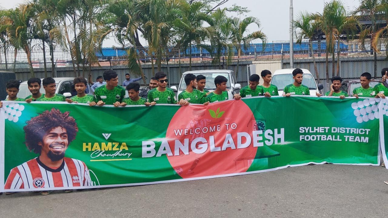 হামজাকে স্বচক্ষে এক নজর দেখার জন্য সিলেট এয়ারপোর্টের বাইরে অনেক সমর্থক ভিড় করেছেন। কেউ কেউ ব্যানার নিয়ে দাঁড়িয়েছেন। স্থানীয় ও জাতীয় পর্যায়ের গণমাধ্যমকর্মীরাও বিমানবন্দরে ভিড় জমিয়েছেন।