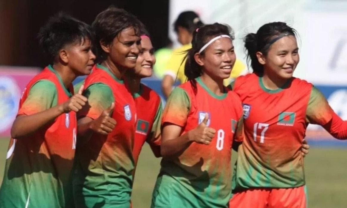 নয় বিদ্রোহী ফুটবলারকে নিয়ে জর্ডান যাচ্ছেন কোচ বাটলার
