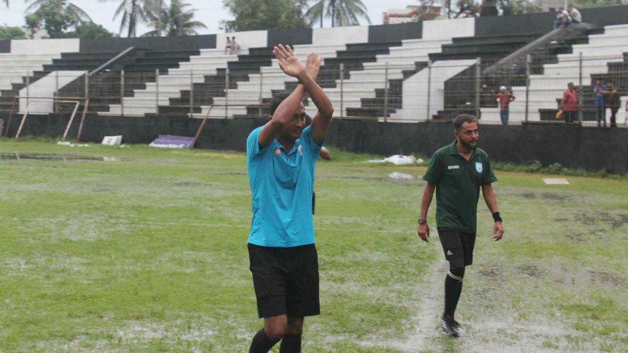 কর্দমাক্ত মাঠে কিংসের গোলবন্যা; মোহামেডানের বাকি ৭২ মিনিট বুধবার