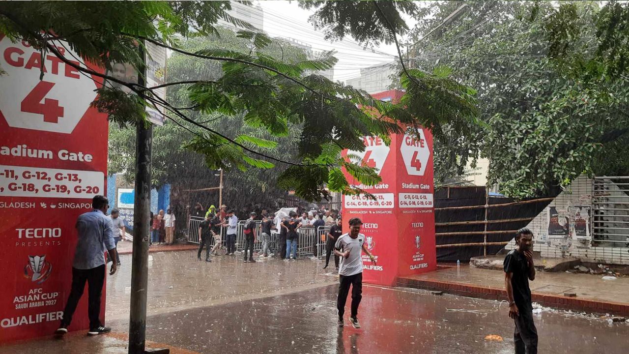রোদে পুড়ে বৃষ্টিতে ভিজেও ফুটবলপ্রেমীদের জনস্রোত 