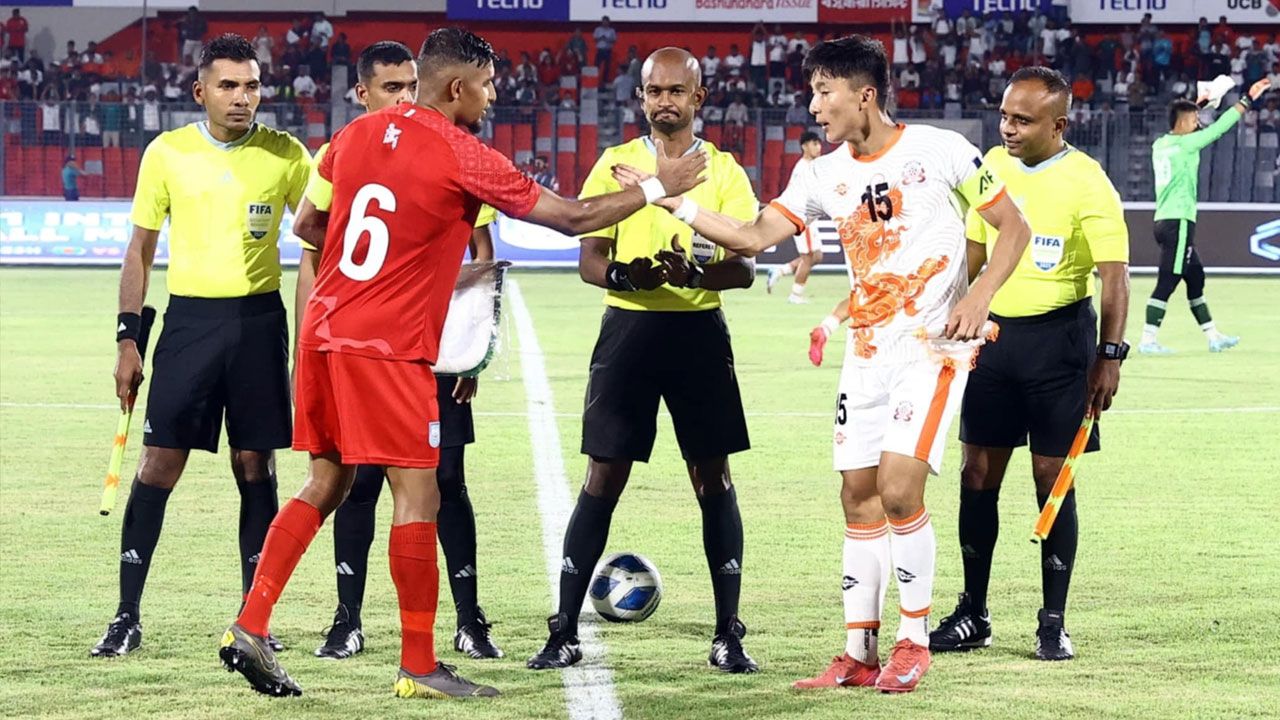 গ্যালারিতে হোম জার্সিতে সমর্থকরা, মাঠে কেন অ্যাওয়ে জার্সিতে হামজারা?