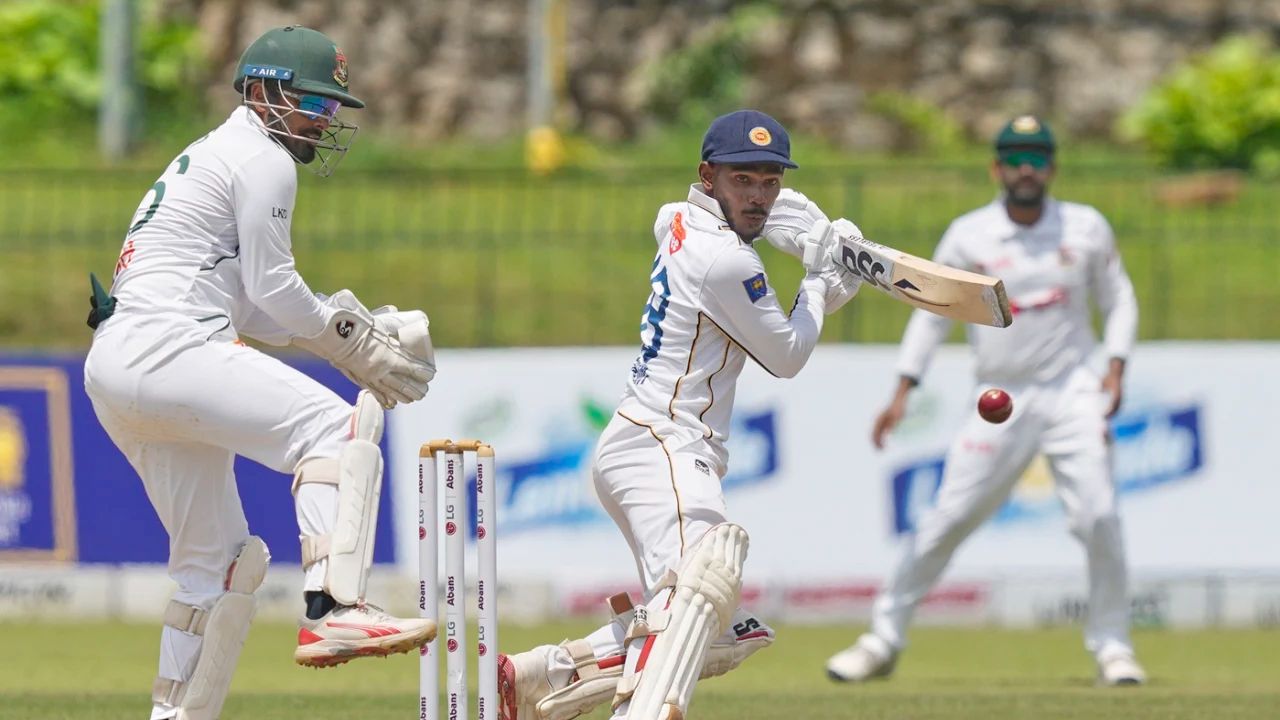 টাইগারদের হিমশিম খাওয়া পিচে ছেলেখেলা করছে লঙ্কানরা