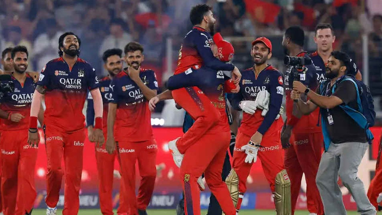 অবশেষে কোহলির স্বপ্নপূরণ, পাঞ্জাবকে কাঁদিয়ে ১৮ বছরে প্রথম শিরোপা ব্যাঙ্গালুরুর