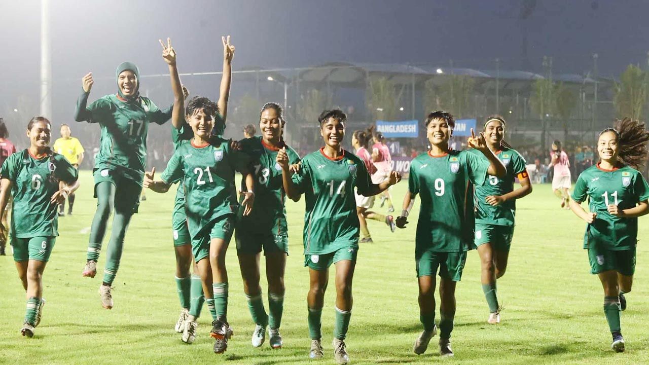 মাঝপথে মাঠ বদল, শান্তির হ্যাটট্রিক, সাড়ে চার ঘণ্টার ম্যাচে জয় বাংলাদেশের