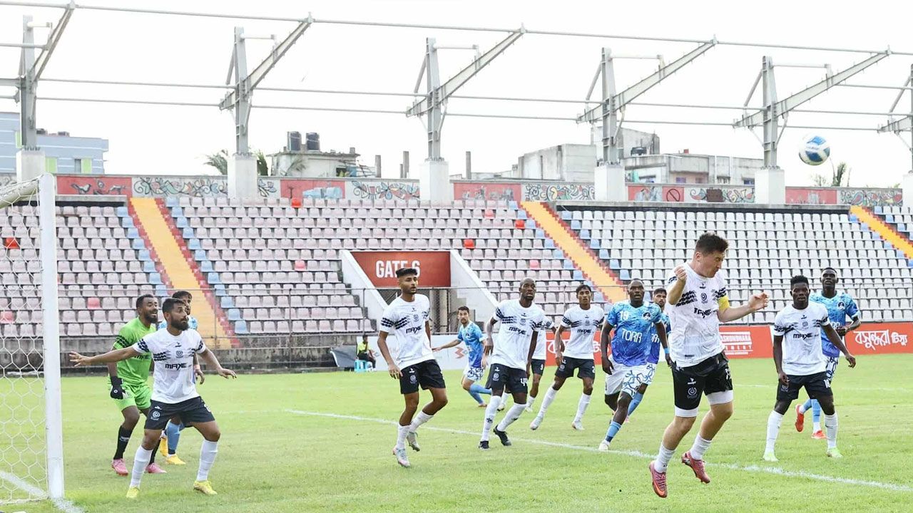 চ্যাম্পিয়ন মোহামেডানের শুরুতেই হার, কিংসও খেল হোঁচট