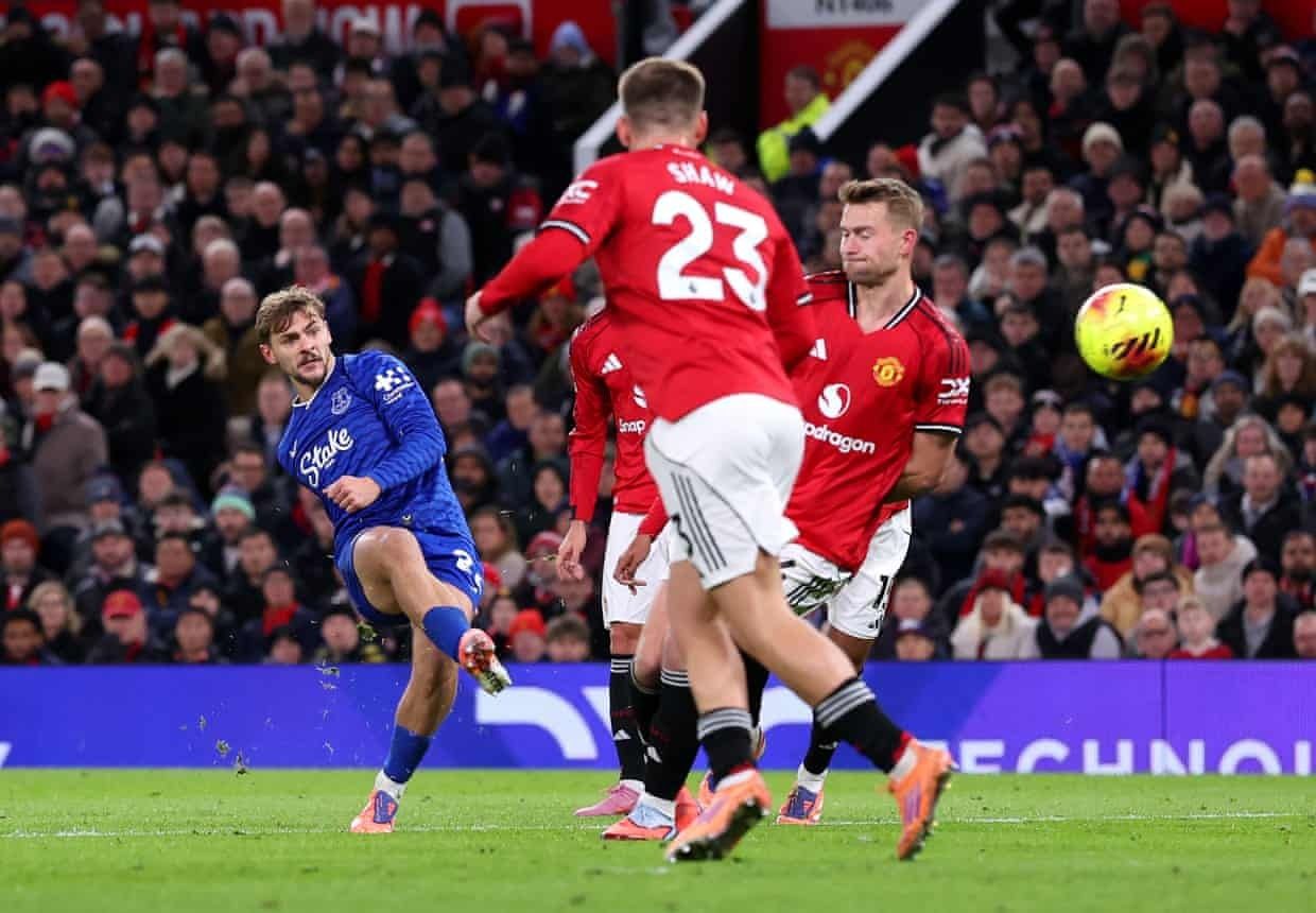 ১০ জনের এভারটনের বিপক্ষে হারল ইউনাইটেড