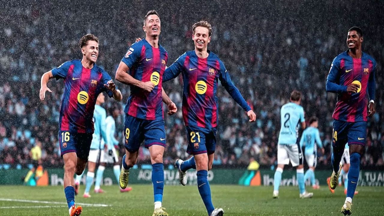 লেভানডফস্কির হ্যাটট্রিকে বার্সেলোনার দারুণ জয়