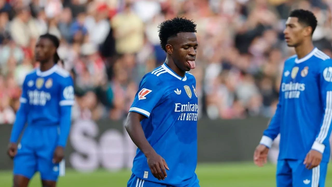 লেভানডফস্কির হ্যাটট্রিকে বার্সেলোনার দারুণ জয়