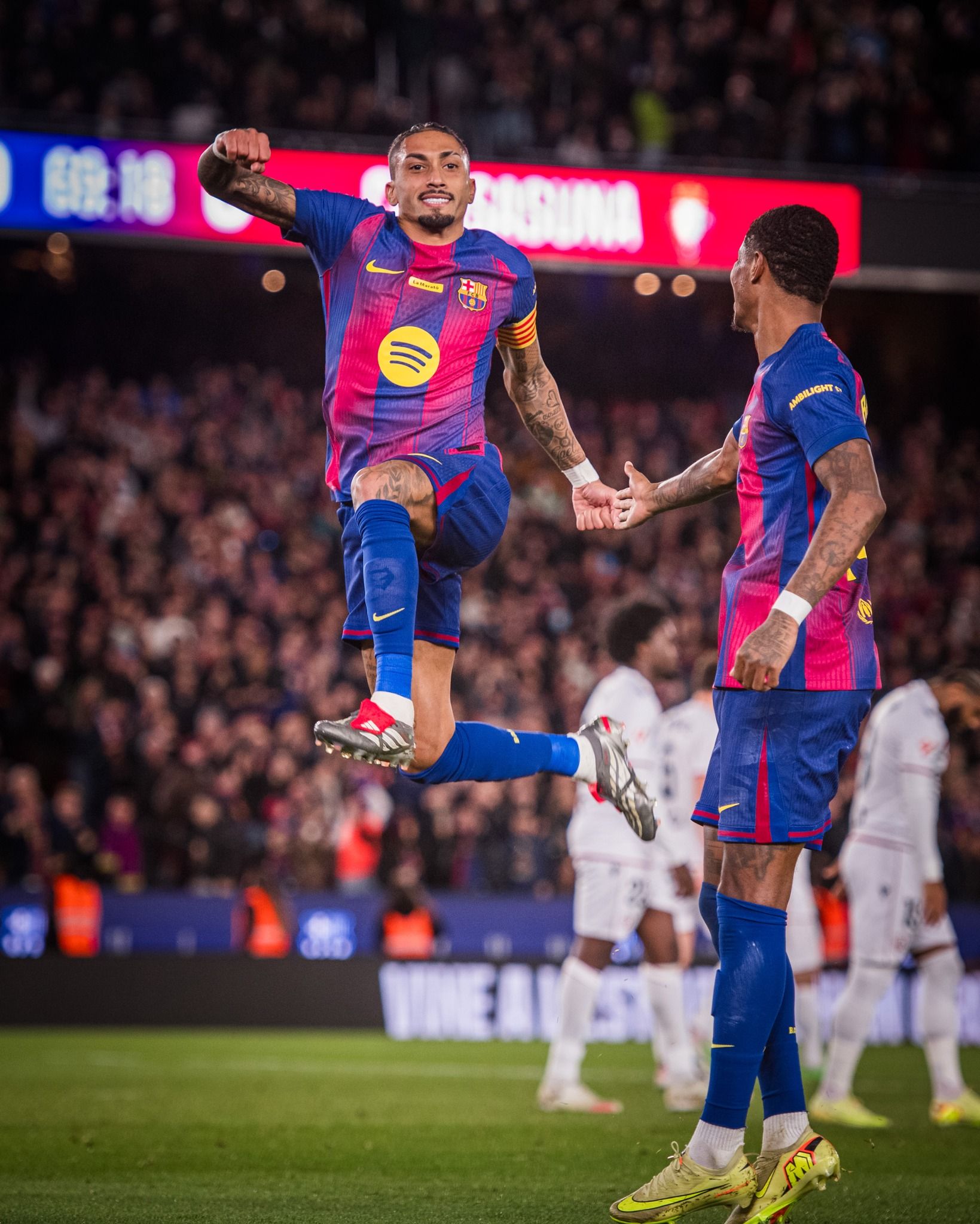 রাফিনিয়ার জোড়া গোলে রিয়ালের ওপর চাপ বাড়িয়ে শীর্ষে বার্সেলোনা