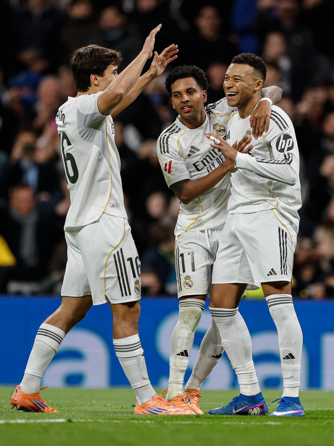 জন্মদিনে আইডলের রেকর্ড ছুঁয়ে তাকেই উৎসর্গ করলেন এমবাপ্পে